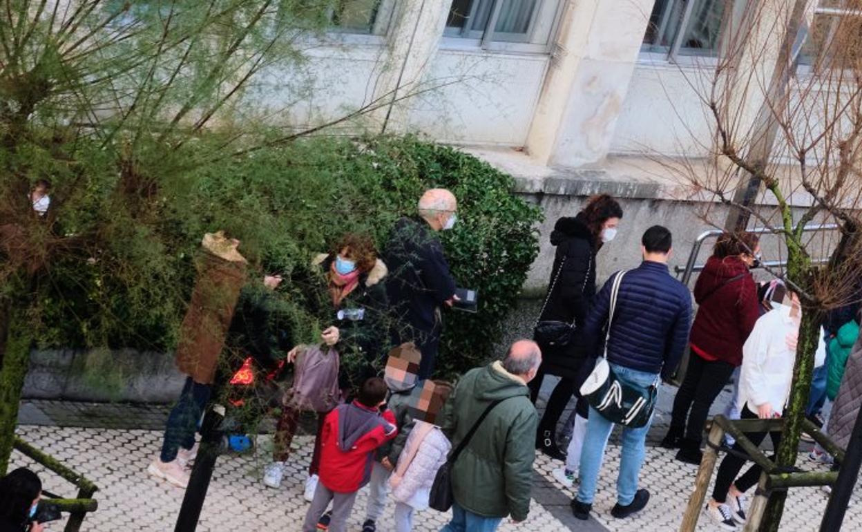Familias con sus hijos esperaban ayer ahacerse las pruebas del Covid a las puertasdel ambulatorio de Gros en Donostia. 