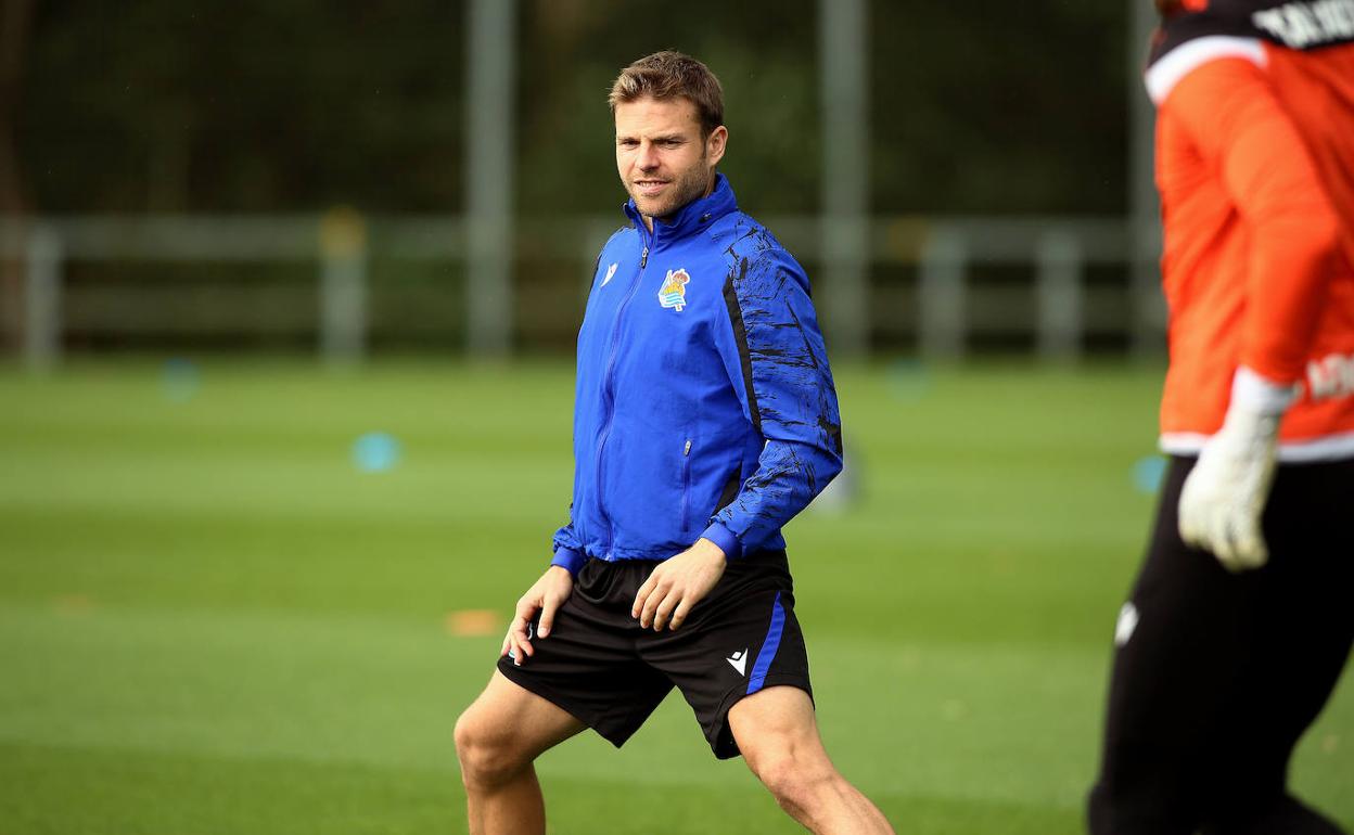 Illarramendi realiza estiramientos durante un entrenamiento en Zubieta.