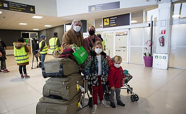 Jesús, junto a su mujer Manuela y los pequeños Marina, Andrés y Elena, de vuelta a Eibar.