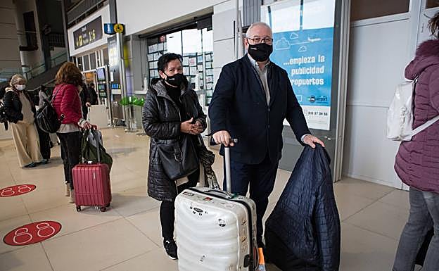 Txus, esperando a facturar la maleta para viajar a Las Palmas.