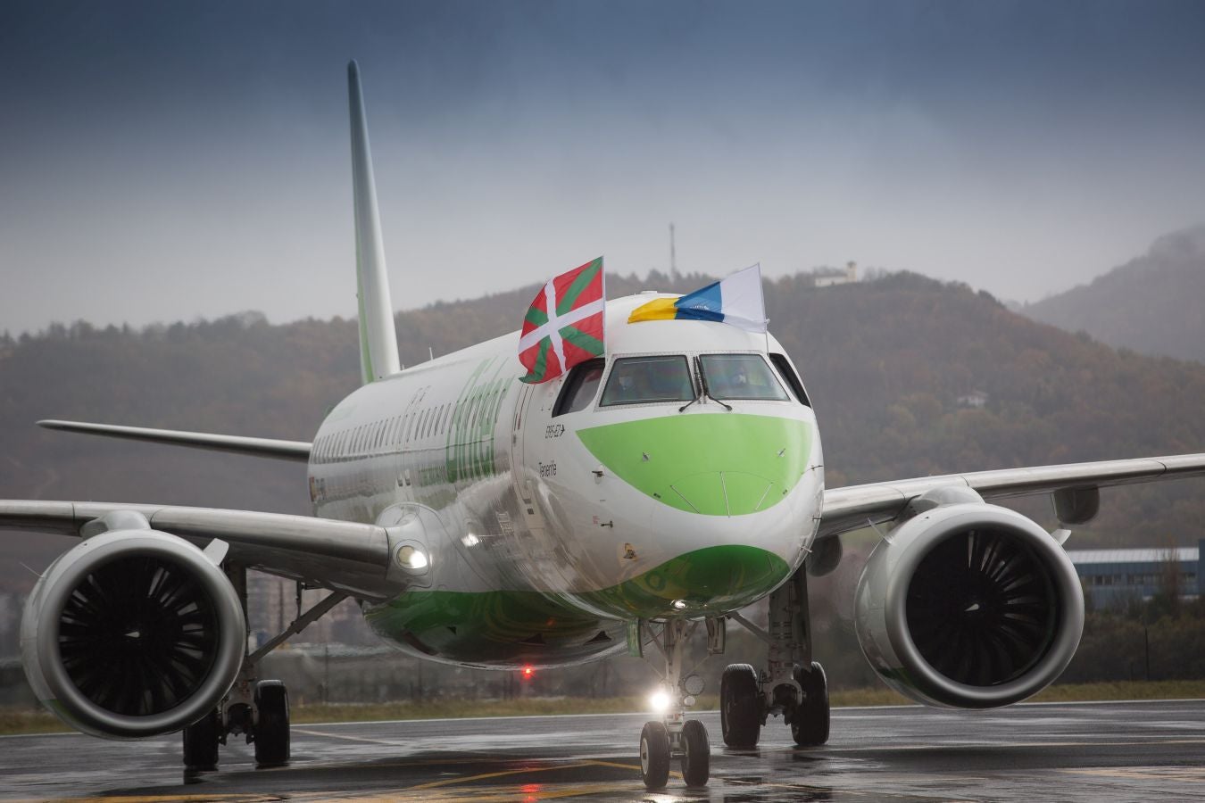 Fotos: Binter ya conecta Canarias con el aeropuerto de Donostia