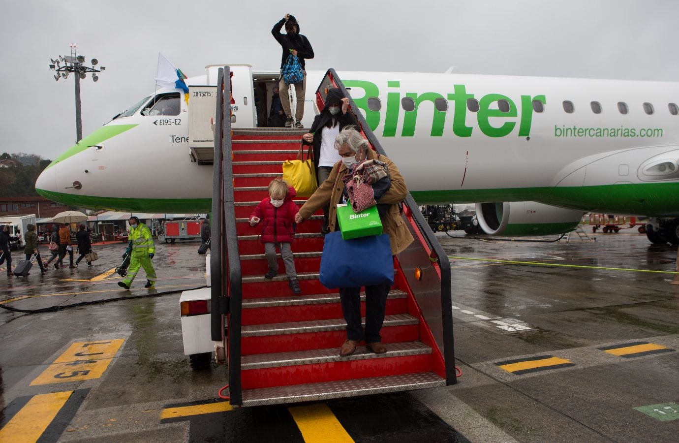 Fotos: Binter ya conecta Canarias con el aeropuerto de Donostia