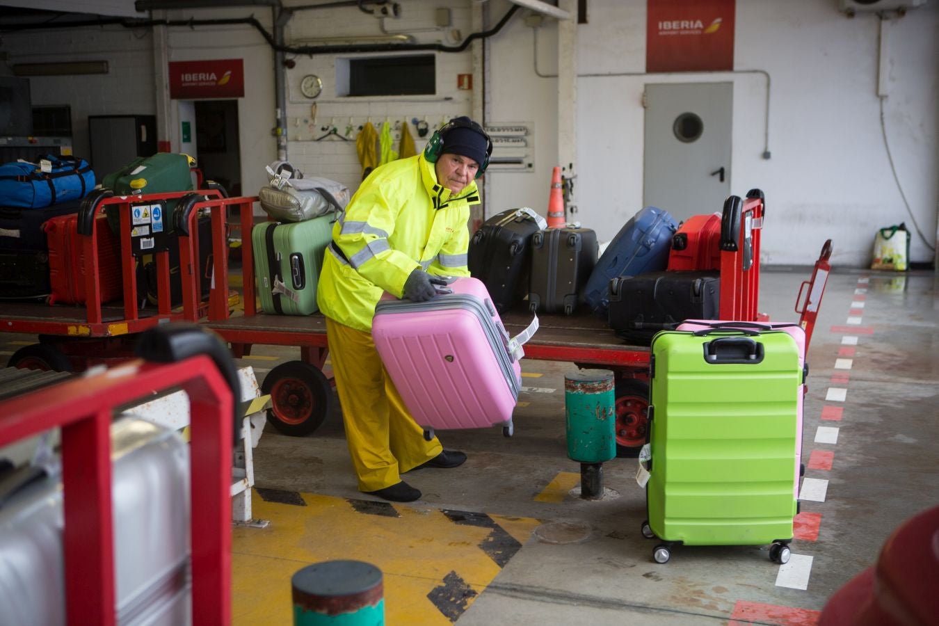 Fotos: Binter ya conecta Canarias con el aeropuerto de Donostia