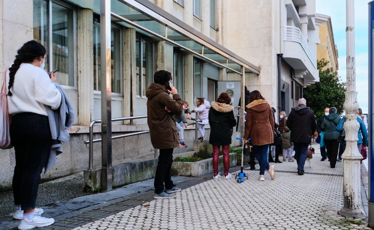 Colas para hacerse una PCR en el ambulatorio de Gros esta semana. 