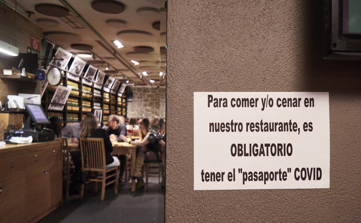 Cartel en un bar de Pamplona, donde ya se exige el pasaporte Covid como hará de manera inminente Euskadi.