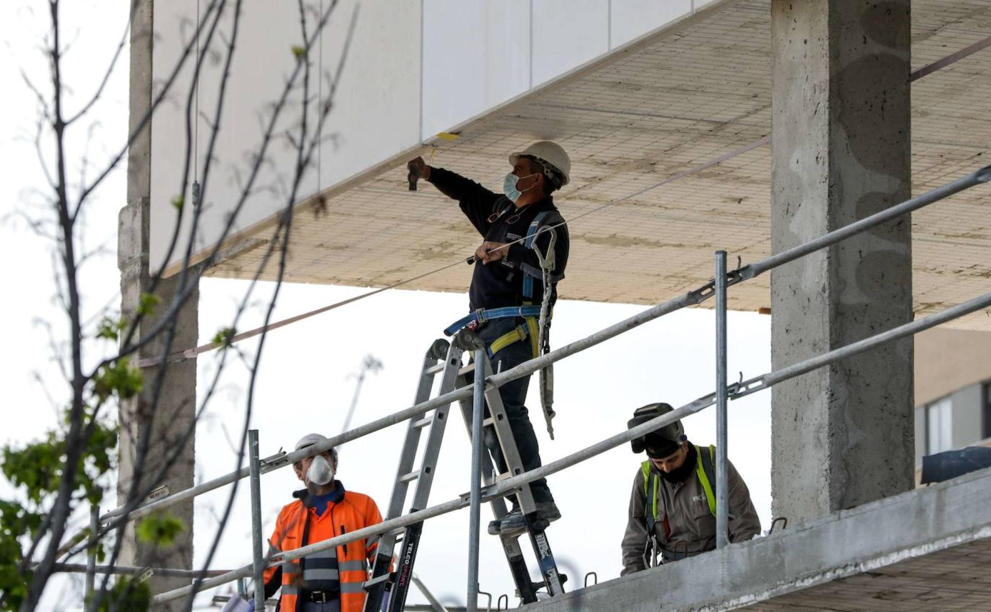 Unos obreros trabajan en la construcción de un edificio.