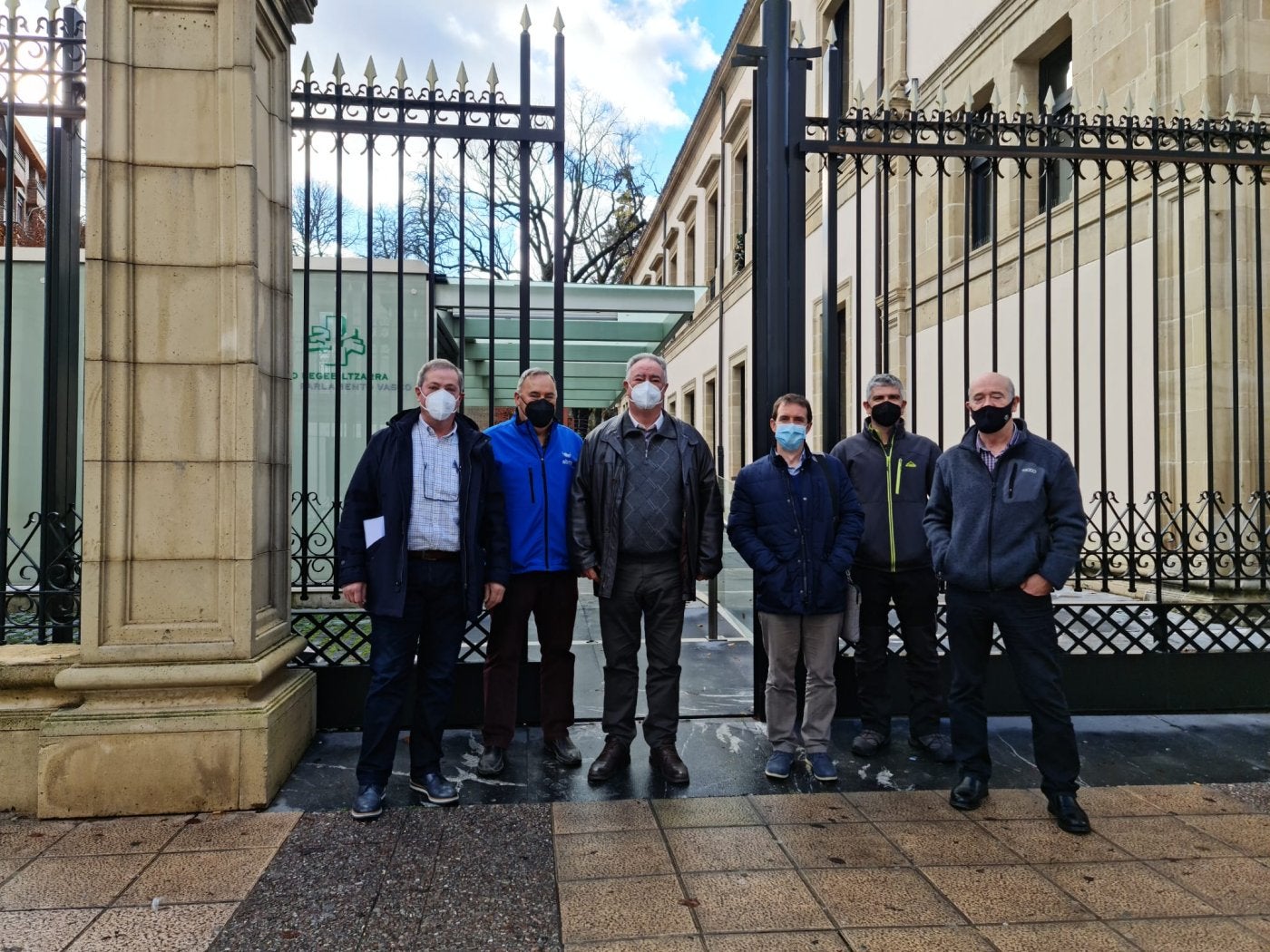 Representantes de la federación, en la entrada del Parlamento Vasco.