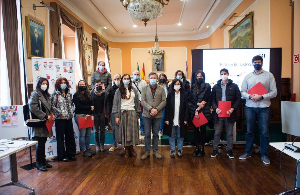 Dozena bat elkartek eta klubek bere Kalean Bai hitzarmena berretsi zuten atzo. 