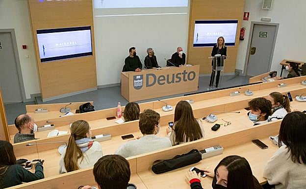 Alumnos de Deusto siguen la charla impartida este jueves en la universidad. 