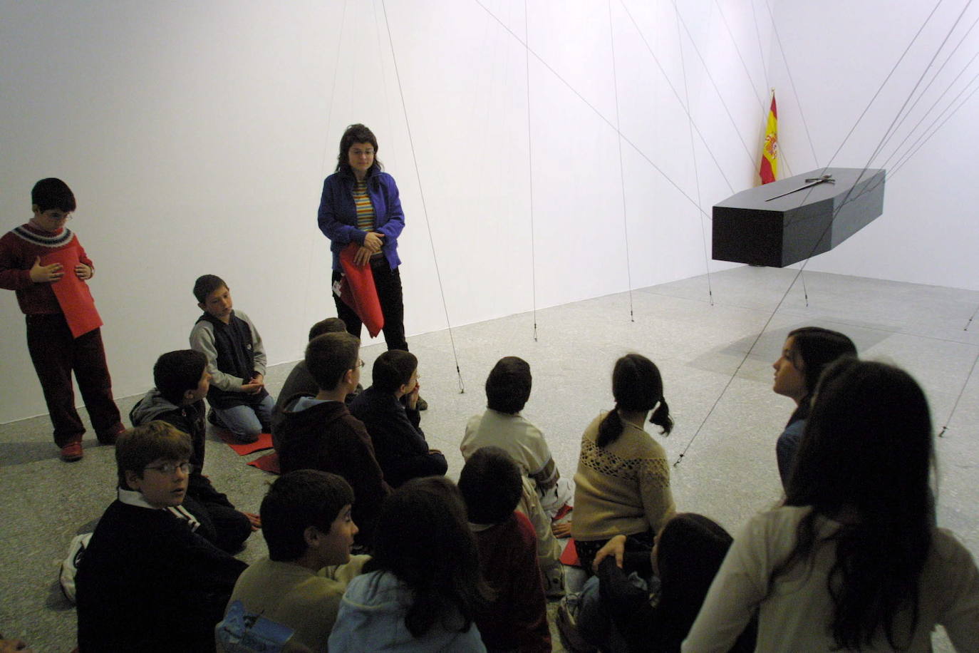 Obra de Esther Ferrer en torno a la violencia política en el Artium de Gasteiz en 2004.