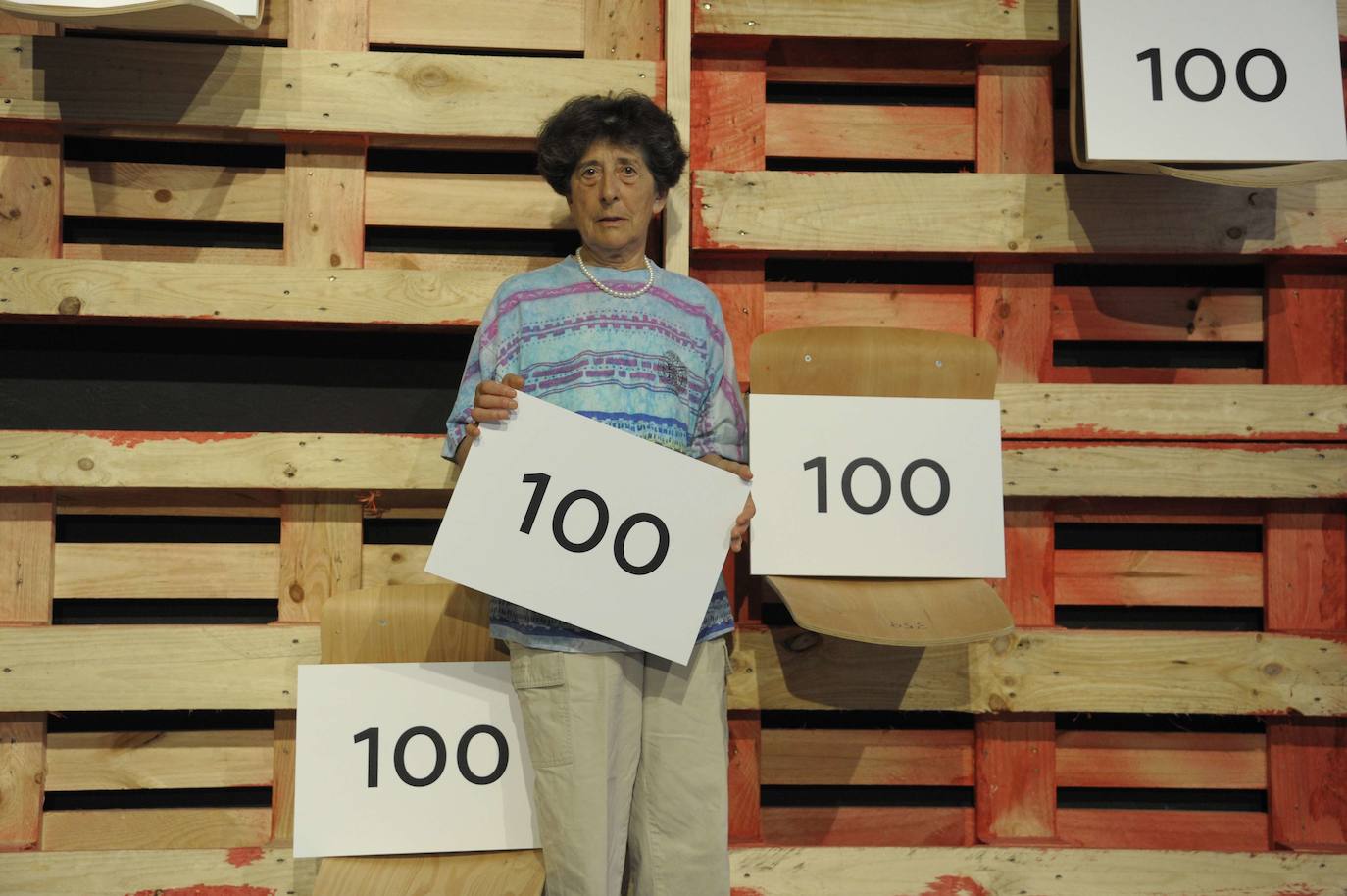 La artista donostiarra, durante la presentación de su performance 'Carta Blanca' de 2016 que da cuenta de los inmigrantes ahogados en el Mediterráneo.