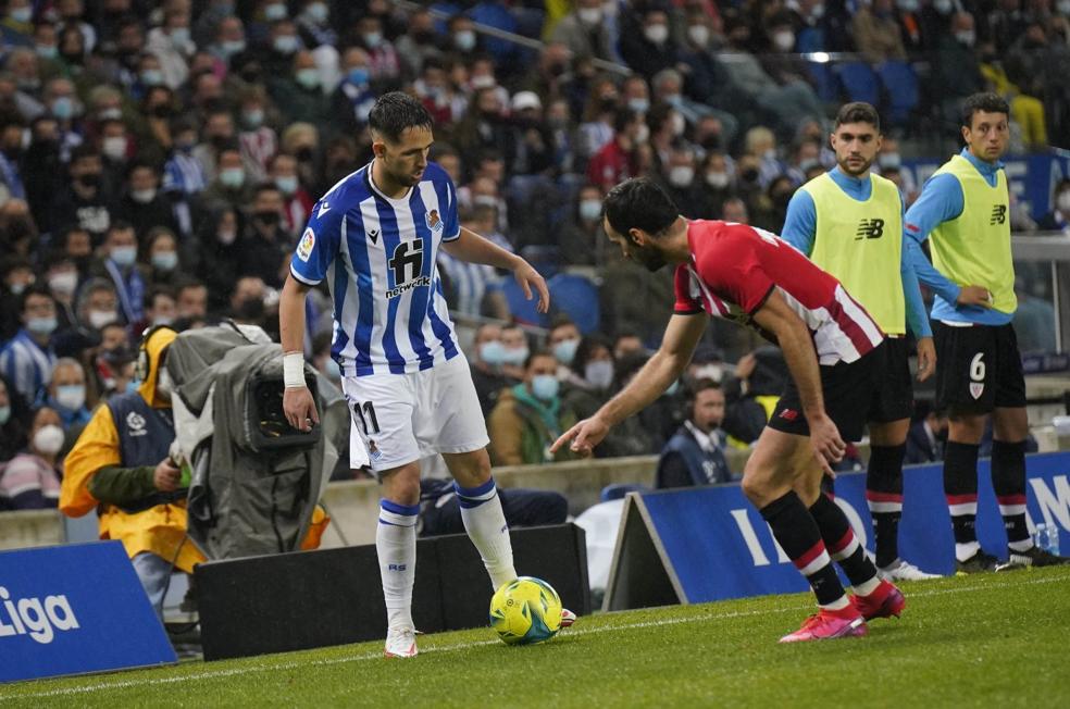 Retador. Januzaj temporiza para driblar al defensa, Lekue, en cuanto se presente la oportunidad. 