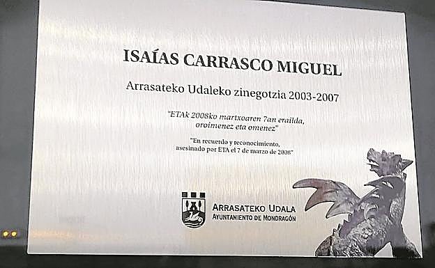 2 de diciembre de 2021. Placa en memoria de Isaías Carrasco colocada en el Ayuntamiento de Arrasate, en la que figura hoy que fue «asesinado por ETA.