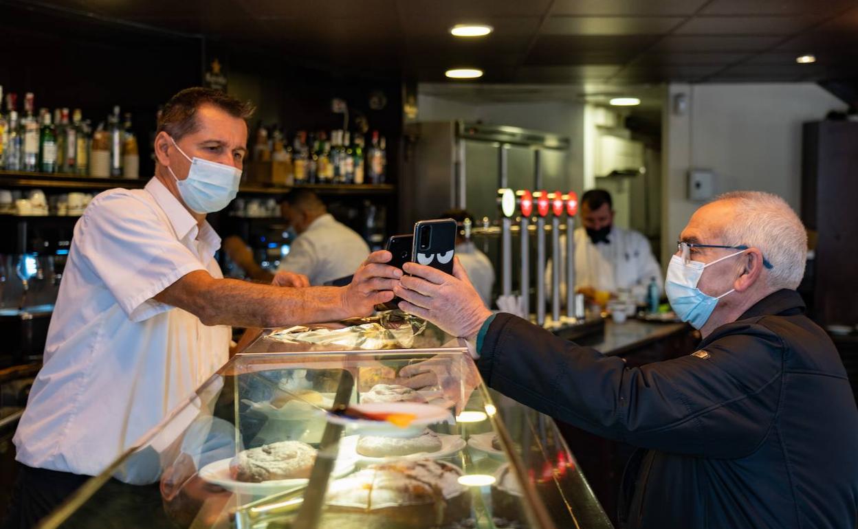 Crisis sanitaria en Euskadi: Los hosteleros serán sancionados si no piden el certificado sanitario a sus clientes