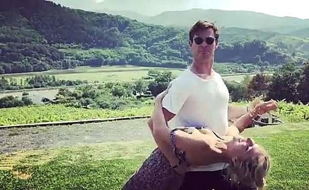 Chris Hemsworth y Elsa Pataky bailando en Orio, en una imagen que difundieron en verano de 2018.