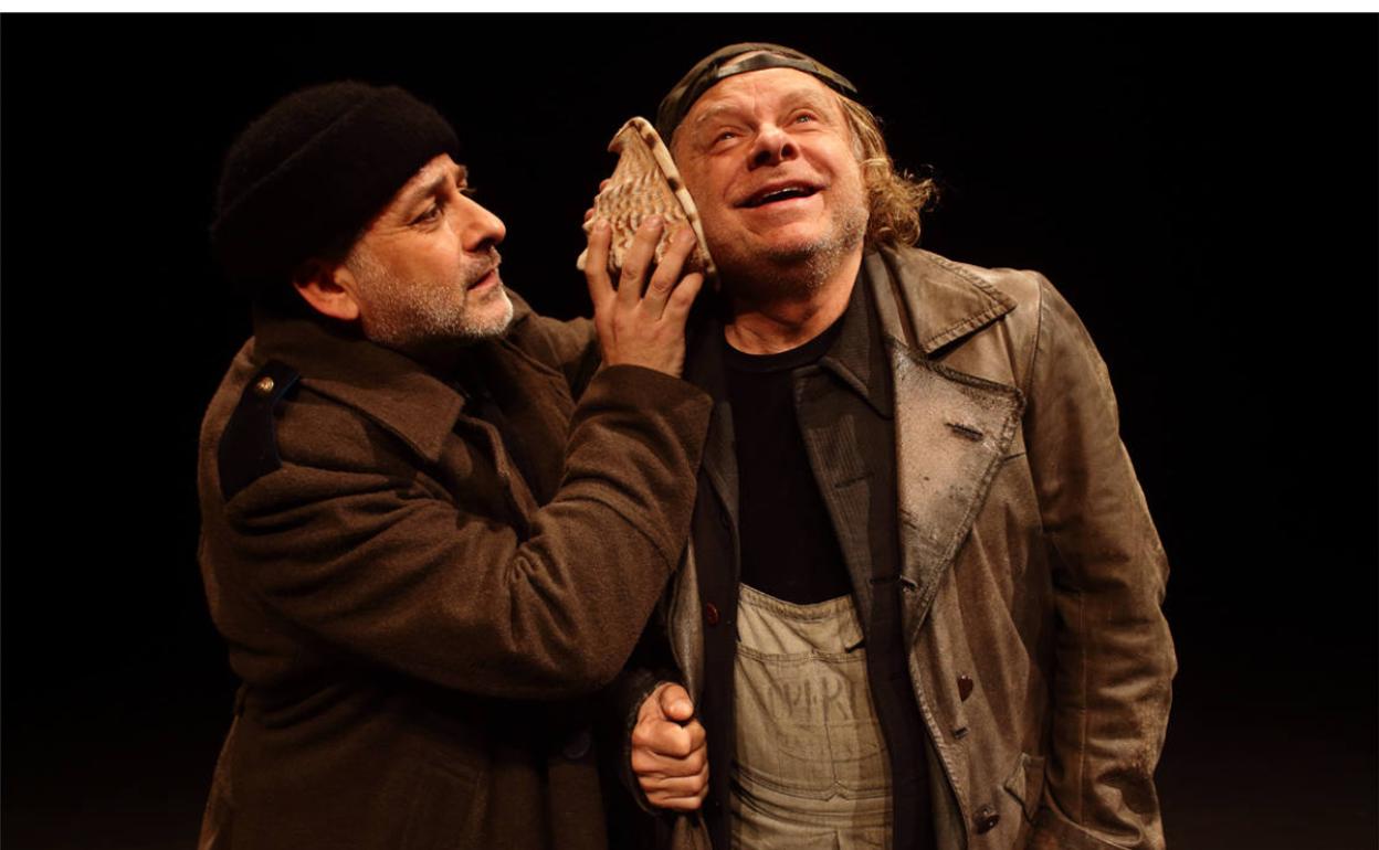 Los actores Carles Castillo y Carles Montoliu, en un momento de la representación de la obra. 