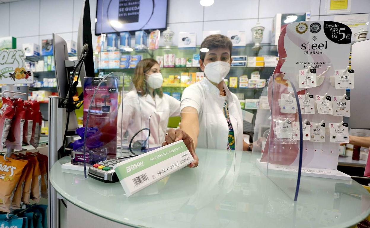 Venta de un test de antígenos en una farmacia guipuzcoana