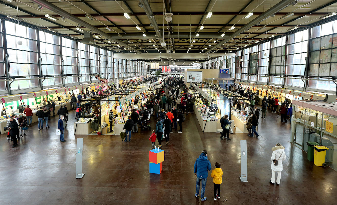 Ordu eta erdiko tartea daukate bisitariek Landako Guneko erakusmahaietako eskaintza ikusteko.