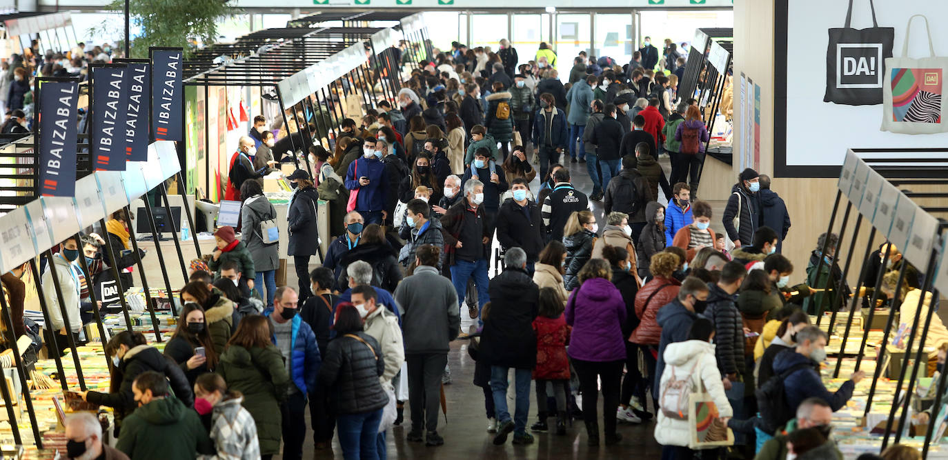 Ordu eta erdiko tartea daukate bisitariek Landako Guneko erakusmahaietako eskaintza ikusteko.