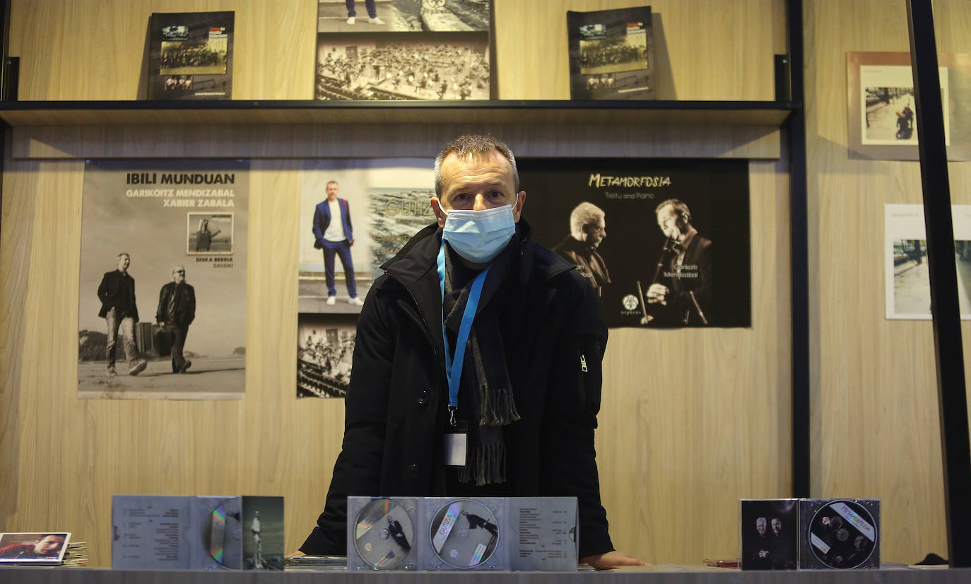 Garikoitz Mendizabalek bi disko berri eraman ditu Durangoko Azokara.