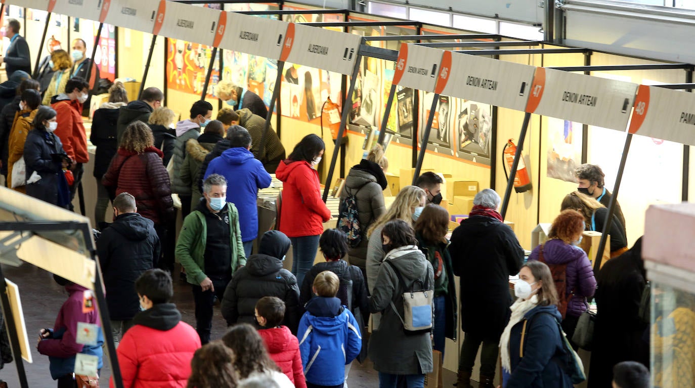 Ordu eta erdiko tartea daukate bisitariek Landako Guneko erakusmahaietako eskaintza ikusteko.