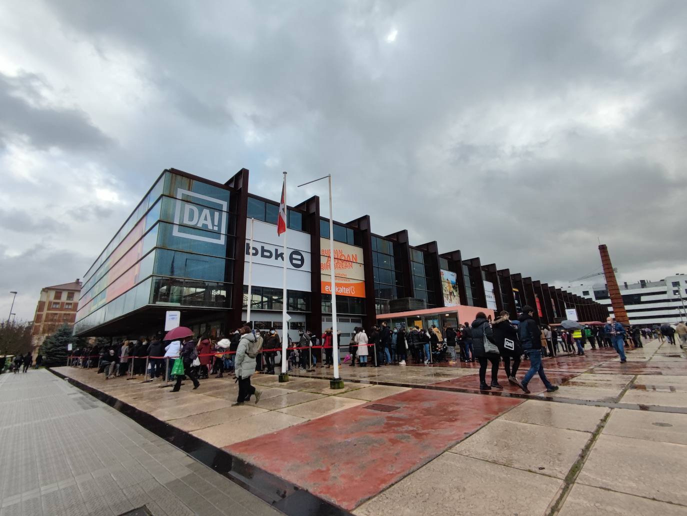 Bisitari ilara, hurrengo txandarako ateak noiz irekiko zain.