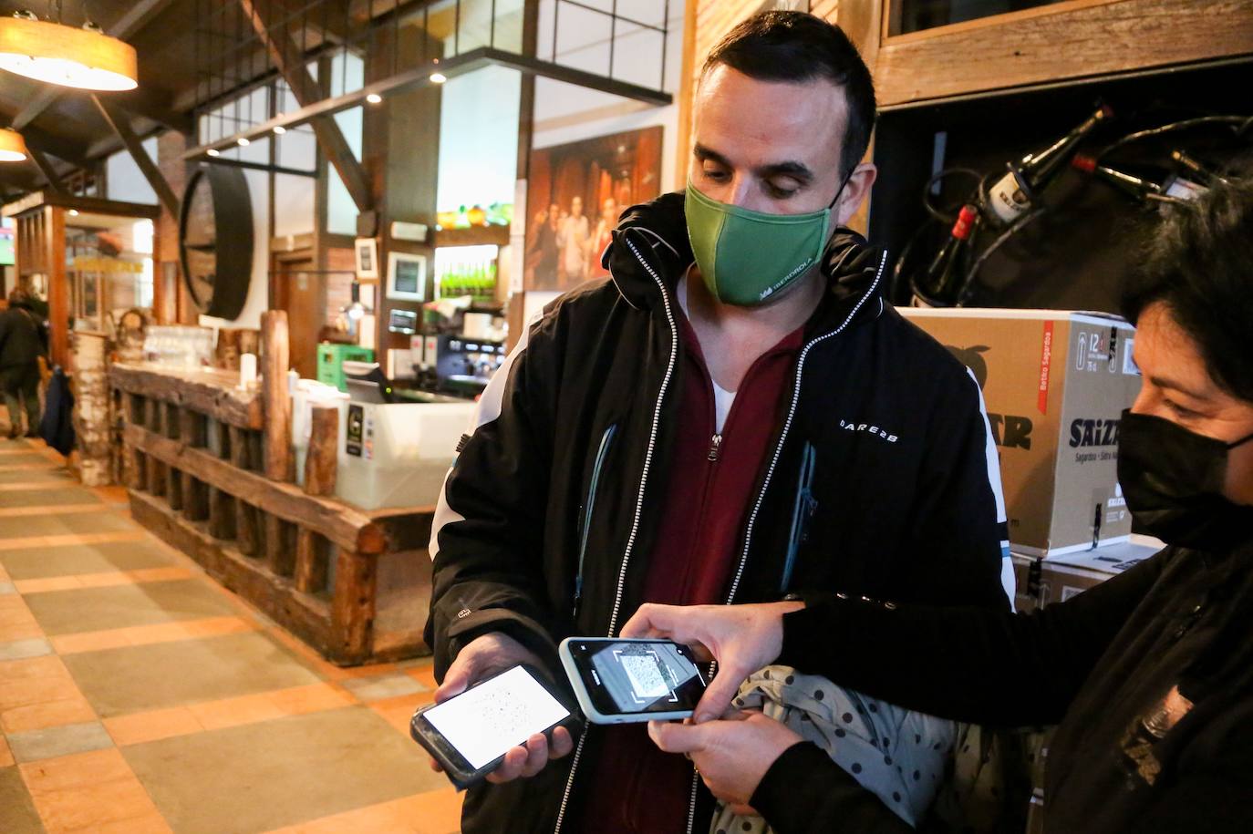 Fotos: Primer día del pasaporte Covid en los restaurantes de Euskadi