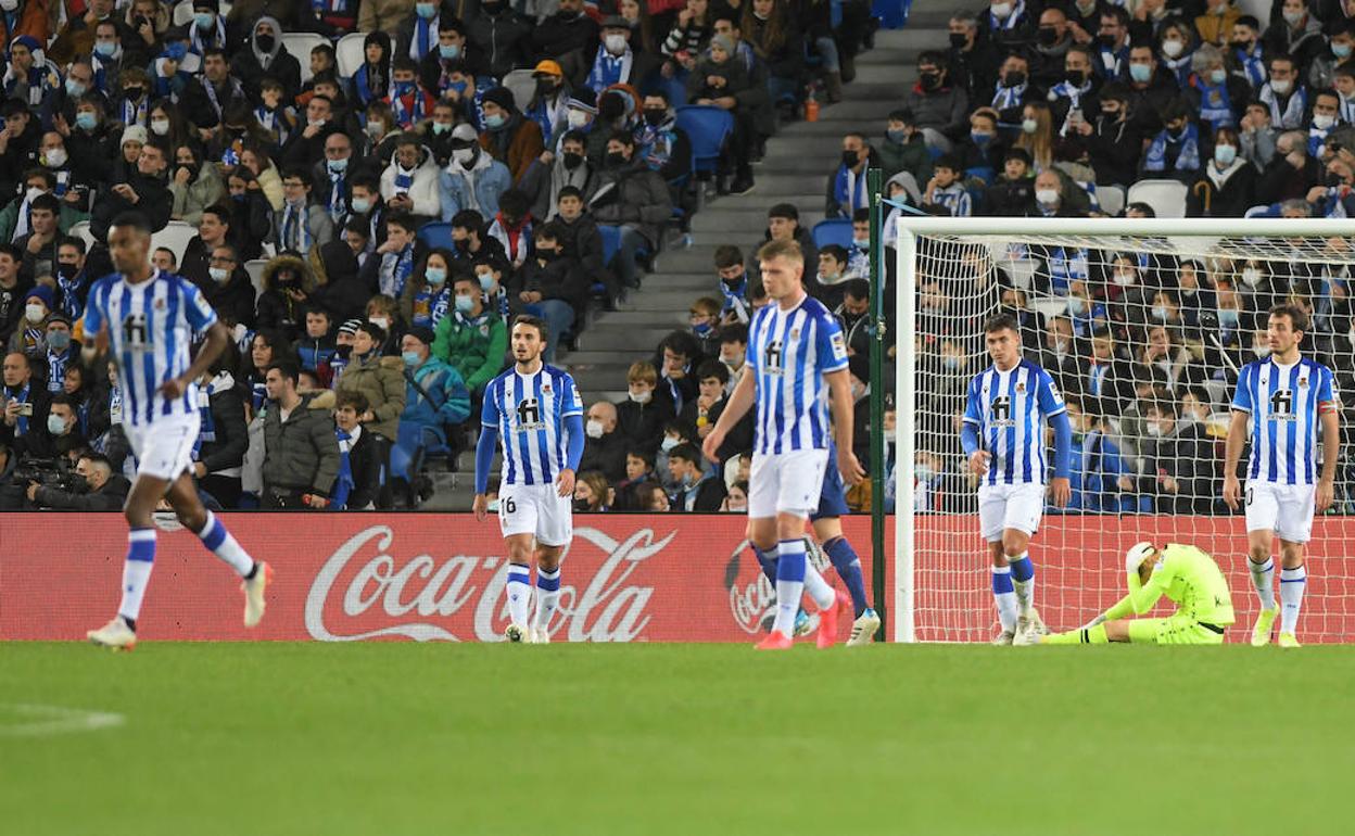 Los jugadores de la Real se lamentan tras el gol de Jovic. 