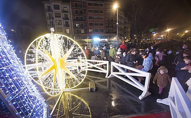 Imagen principal - Irun invertirá este año un 40% más en el alumbrado navideño que encendió el viernes. Vigo ya se ha aupado como la ciudad de las luces de Navidad. Madrid ha encendido 147 kilómetros de luces, como las de la Puerta de Alcalá. 