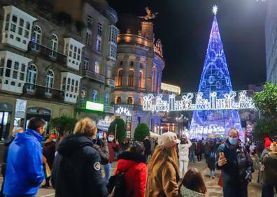 Imagen secundaria 1 - Irun invertirá este año un 40% más en el alumbrado navideño que encendió el viernes. Vigo ya se ha aupado como la ciudad de las luces de Navidad. Madrid ha encendido 147 kilómetros de luces, como las de la Puerta de Alcalá. 