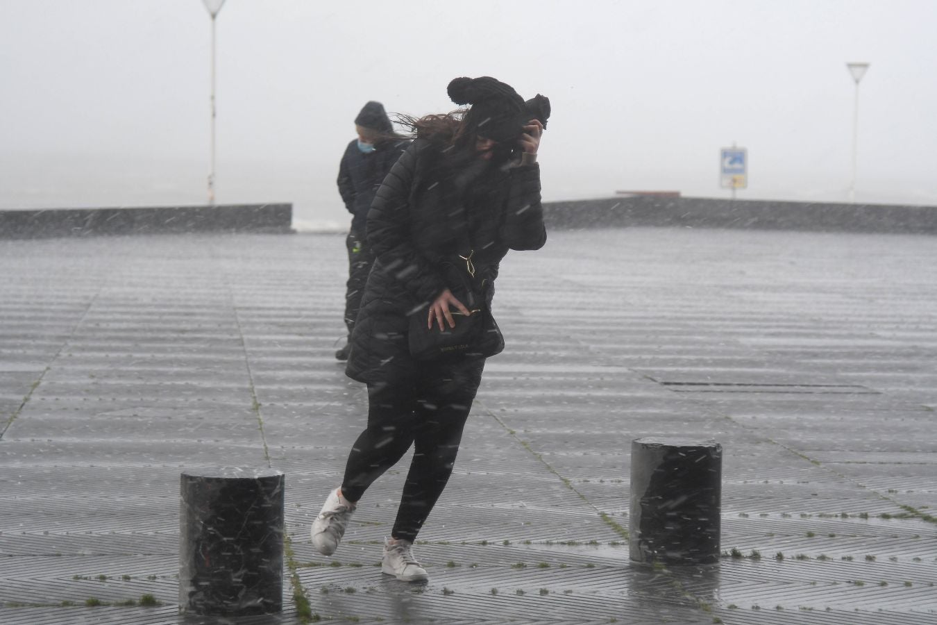 Contenedores volcados, árboles caídos... el temporal se está dejando sentir con fuerza en el territorio en las últimas horas