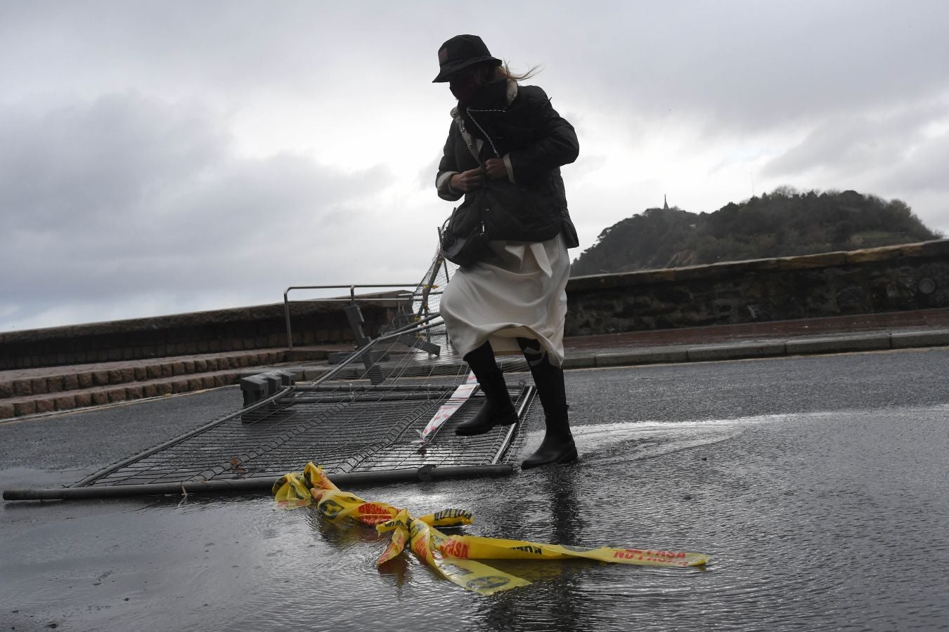 Contenedores volcados, árboles caídos... el temporal se está dejando sentir con fuerza en el territorio en las últimas horas