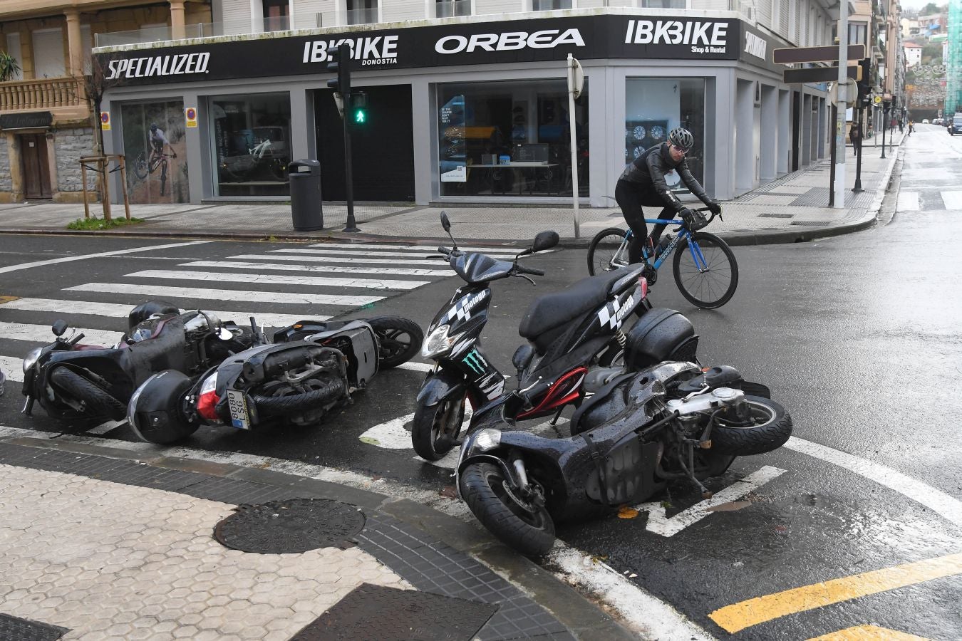 Contenedores volcados, árboles caídos... el temporal se está dejando sentir con fuerza en el territorio en las últimas horas