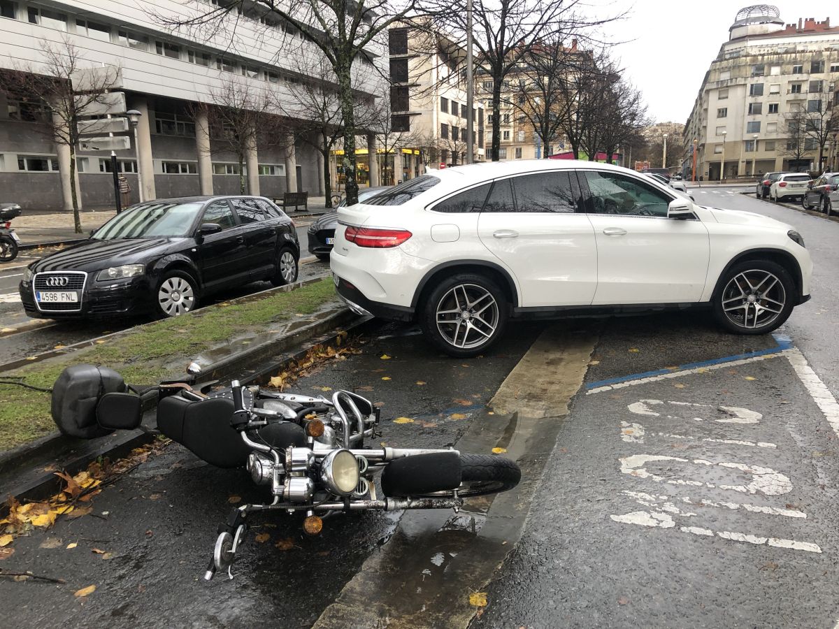 Contenedores volcados, árboles caídos... el temporal se está dejando sentir con fuerza en el territorio en las últimas horas