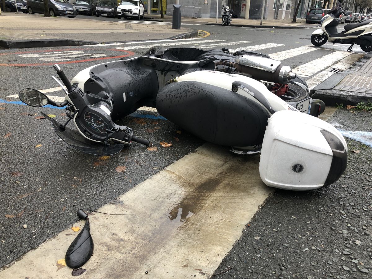 Contenedores volcados, árboles caídos... el temporal se está dejando sentir con fuerza en el territorio en las últimas horas