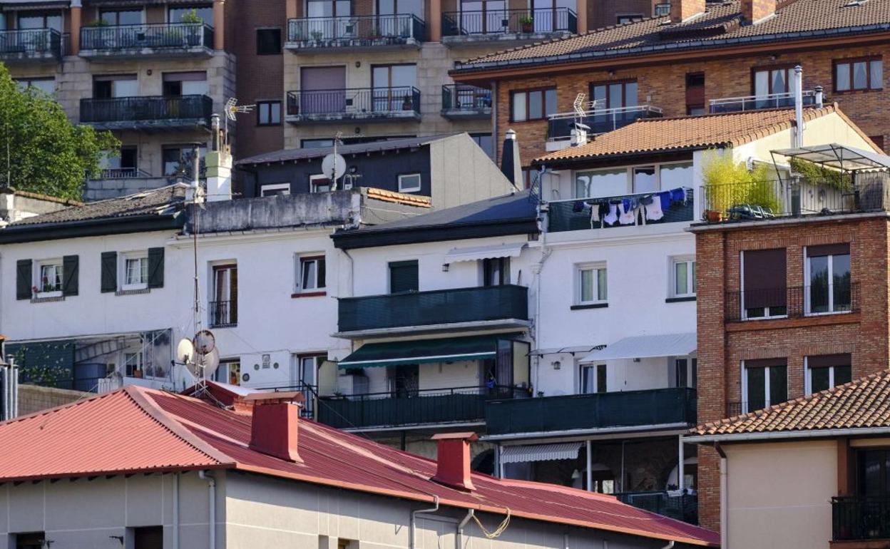 La mayoría de viviendas ya ha ido adaptando desde 1998 sus sistemas de calefacción e incorporando aislamiento. Según Industria, en Gipuzkoa habría unos 1.200 inmuebles. p