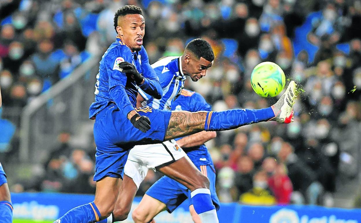 Alexander Isak remata de cabeza tras un buen centro de Diego Rico pero el sueco se encontró con Militao, un muro que le negó el gol en cada acción de ataque del txuri-urdin. 