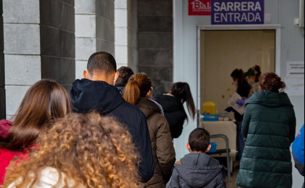 Cola para hacerse una PCR en el ambulatorio de Ondarreta en Donostia. 