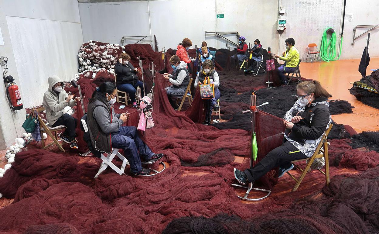 Las rederas trabajan y cosen las redes de los arrantzales. 