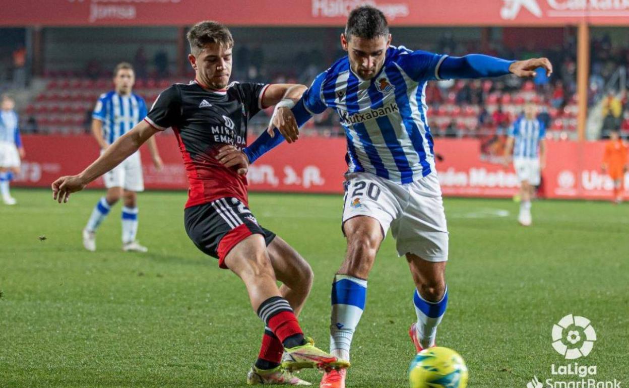 Ander Martin protege un balón ante un defensa del Mirandés..