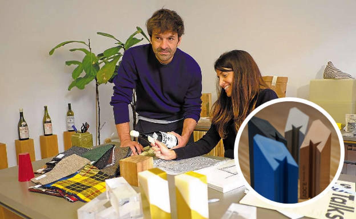 Borja Garmendia y Aurora Polo, en su estudio de Hondarribia con diferentes proyetos. En el recuadro inferior, detalle del premio ganado.