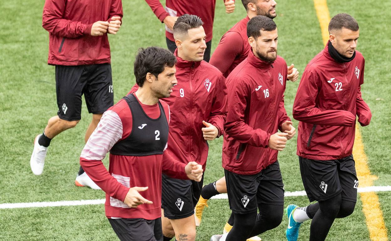 Etxeita, Sol, Olabe y Aketxe, en un entrenamiento del Eibar.