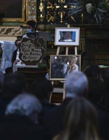 Imagen secundaria 2 - La iglesia repleta de personas para despedir a Panpi Ladutxe. 