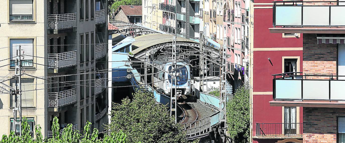 La actual vía que cruza Pasaia se mantendrá hasta que se construya la variante Altza-Galtzaraborda y otra vía para mercancías. 