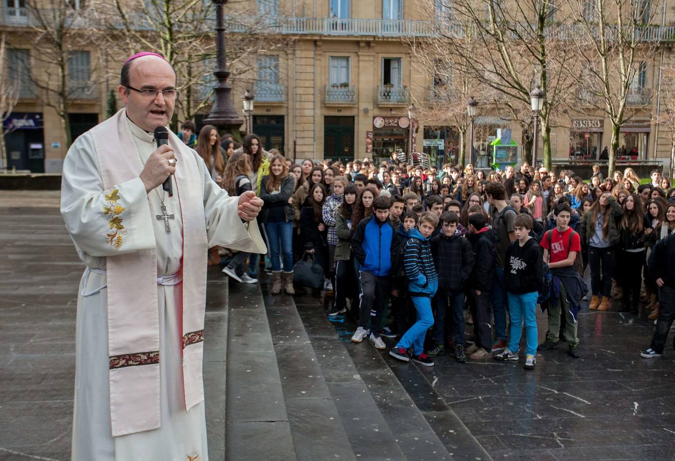 El obispo de San Sebastián, Jose Ignacio Munilla, reunió a medio millar de jóvenes en la catedral del Buen Pastor para orar y reflexionar sobre la paz, 2014