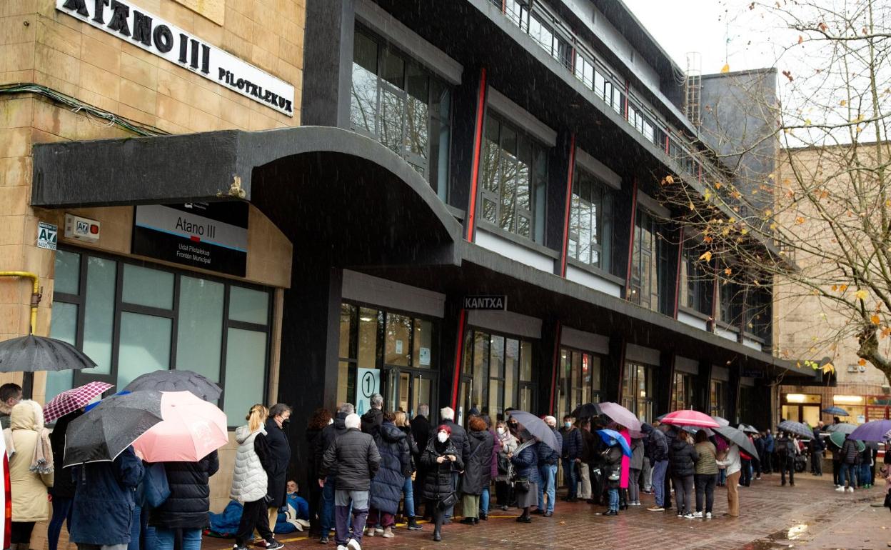 Colas ayer en el Frontón Atano para recibir, sobre todo, terceras dosis de la vacuna. 