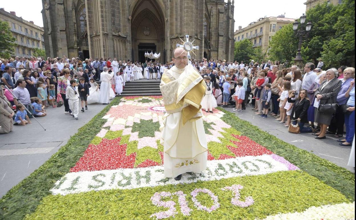 El obispo Munilla, durante la celebración del día de Corpus en 2015.