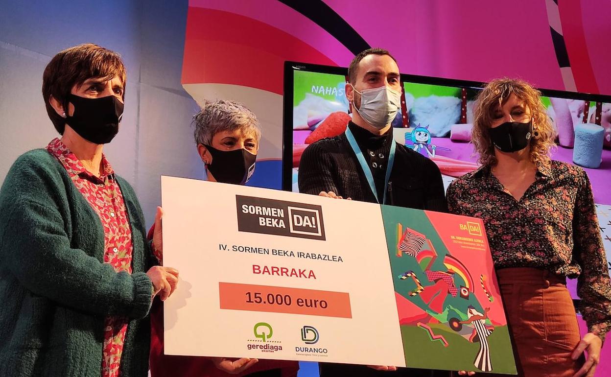 Ibai Aizpurua Gerediaga elkarteko Nerea Mujika, Durangoko alkate Ima Garrastatxu eta Puntu.EUSeko Lorea Arakistainekin. 