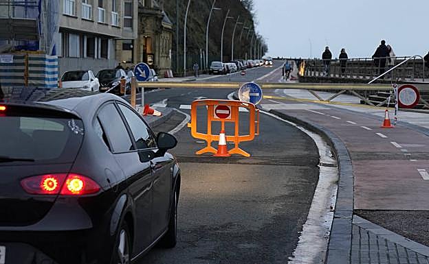 El Paseo Nuevo vuelve a estar cerrado como prevención por olas.