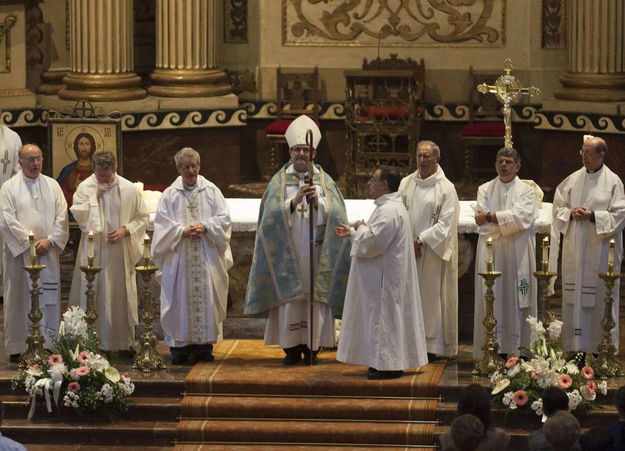 El obispo oficia la misa del Día de la Virgen en 2013